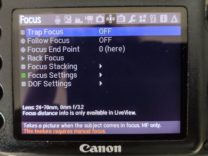 una pantalla Canon DSLR que elige la configuración de la linterna mágica
