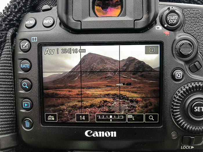 Cerca de la pantalla de una cámara réflex digital Canon al componer una foto de paisaje