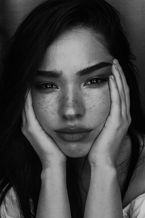 Retrato en blanco y negro de una hermosa modelo femenina posando para una sesión de fotografía de maquillaje
