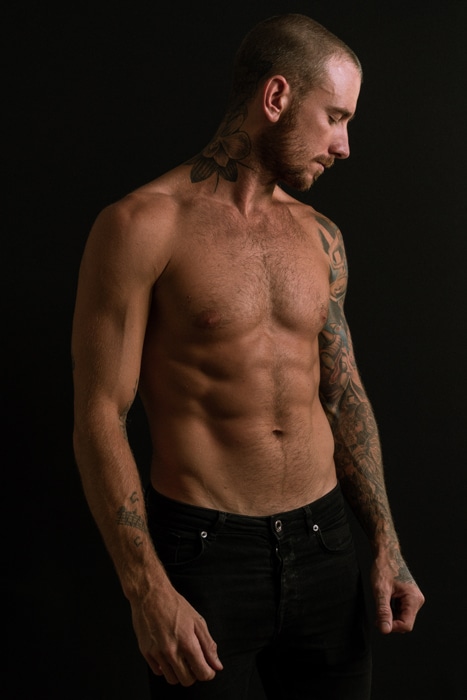 foto de un modelo masculino semidesnudo con un fondo negro