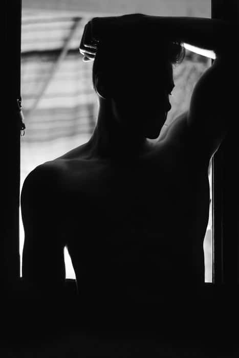 Fotografía en blanco y negro de la silueta de un cuerpo masculino.