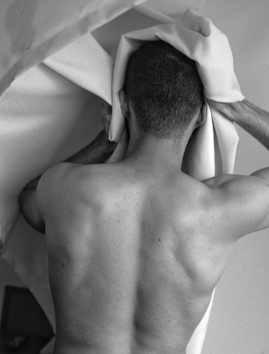 Fotografía en blanco y negro de la espalda de un modelo masculino
