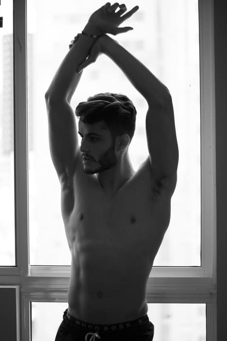 Fotografía en blanco y negro de un modelo masculino medio desnudo
