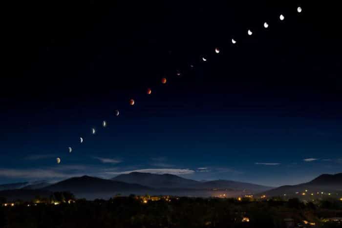 Imagen compuesta de un eclipse lunar total durante una Superluna sobre Santa Fe, Nuevo México, Estados Unidos.