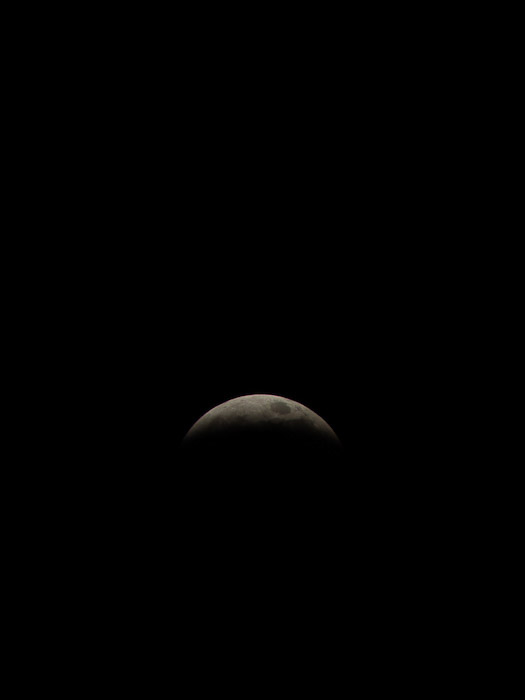 Una imagen interesante y cambiante de la Luna durante un eclipse lunar