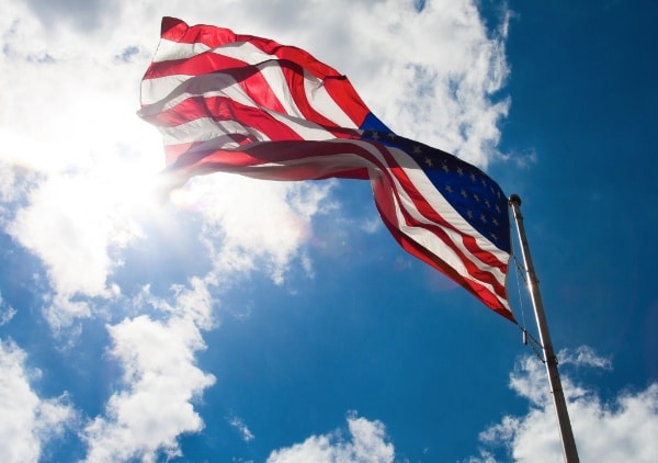 Una imagen de la bandera estadounidense.  Ángulo bajo: consejos para el desafío de fotografía de 30 días