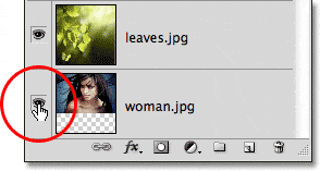 Haciendo clic en el icono de visibilidad de la capa en el panel Capas en Photoshop.