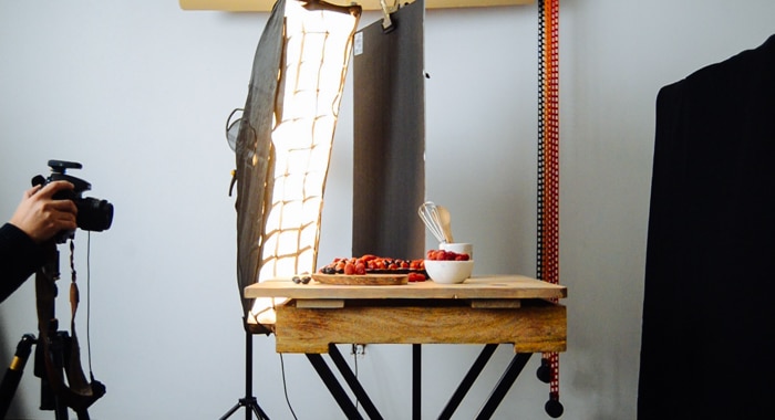 Foto de una instalación de poca iluminación con platos de fruta sobre una mesa