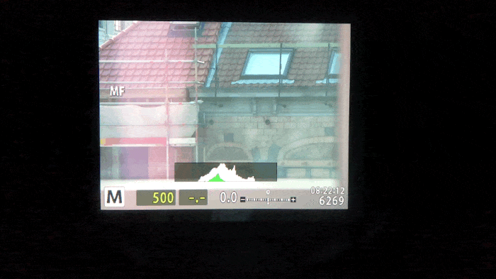 Un gif que muestra la configuración aplicada en tiempo real a la escena que se muestra en la pantalla LCD o EVF.