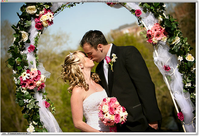 Una foto de una pareja de recién casados.  Imagen con licencia de iStockphoto de Photoshop Essentials.com.