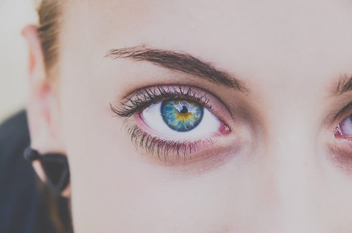Una foto de una mujer modelos de ojos azules.