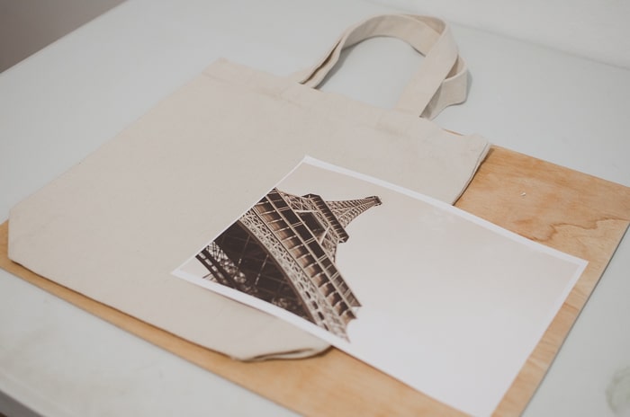 Foto de una bolsa de lona y una impresión de la Torre Eiffel.