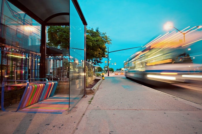 Un autobús atrapado durante el movimiento que provoca una imagen borrosa