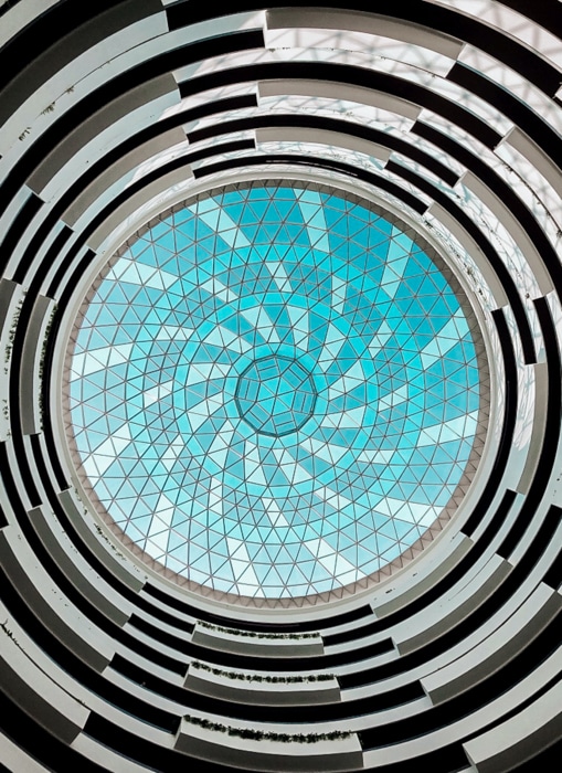 Mirando hacia un techo ornamentado enmarcado usando fotografía de equilibrio radial