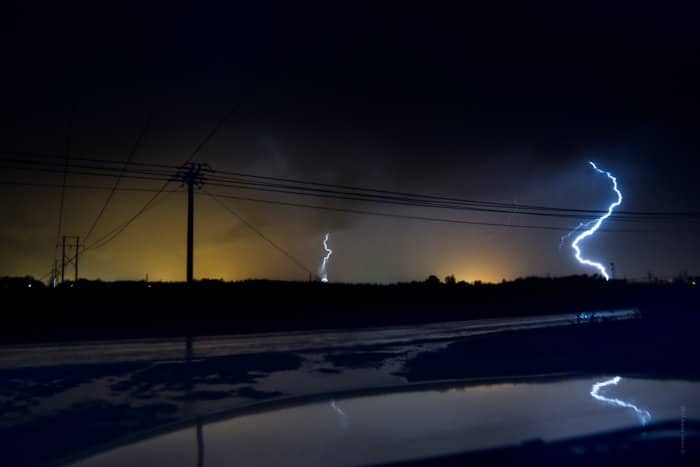 Clima dramático: rayos caen en el horizonte durante una tormenta eléctrica