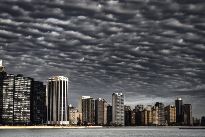 Clima espectacular: cielo de caballa sobre Chicago