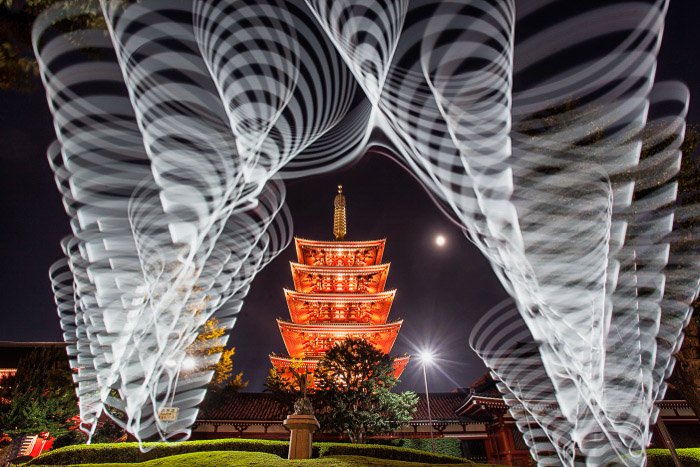 Una foto de la pagoda de cinco pisos en el templo Sensoji producida con pintura de luz.