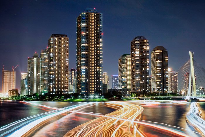 Una foto de un paisaje urbano con estelas de luz tomada superponiendo muchas fotos una encima de la otra: fotografía de tokio.