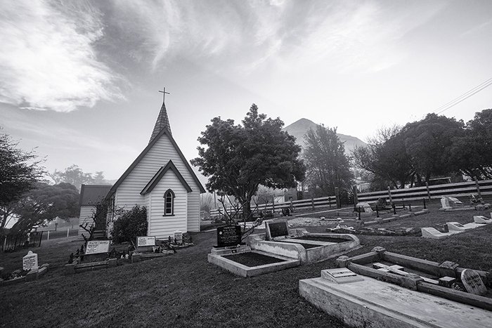 Fotografía en blanco y negro del exterior de una iglesia que demuestra el uso del tono en la fotografía. 