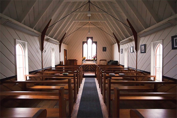 el interior de una iglesia que demuestra el uso del tono en la fotografía 