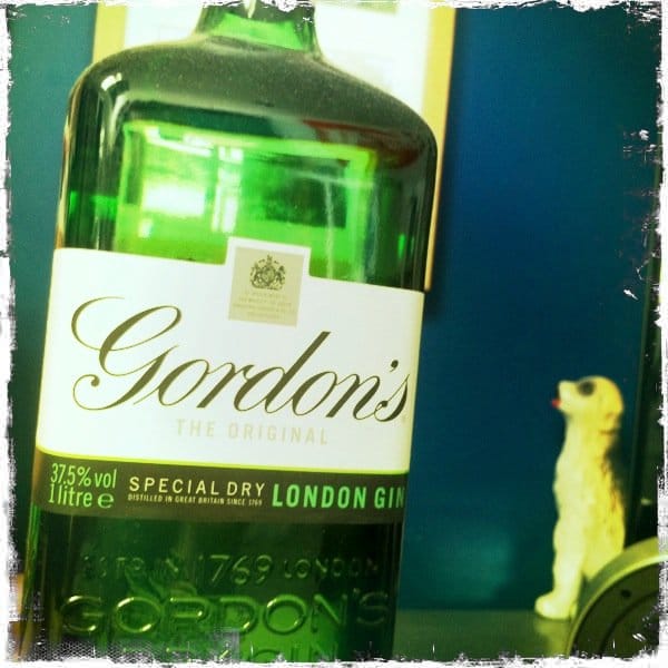 Una imagen mal tomada de una botella de ginebra de Gordon - Clichés de fotografía