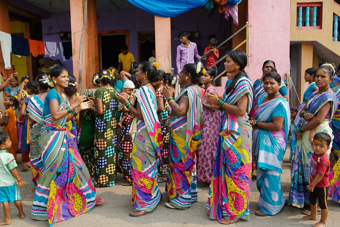 Fotografía de viaje de un grupo de mujeres vestidas de colores en las calles de la India.