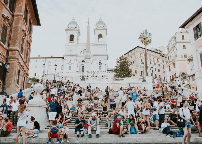 Fotografía de viajes de multitudes de turistas en Roma.