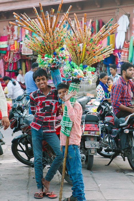 Fotografía de viaje de dos niños sonriendo a la cámara en India.