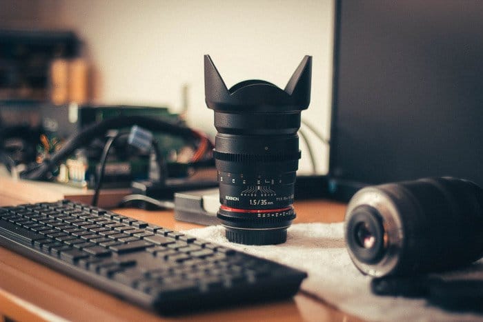 Una lente de zoom en el escritorio de un fotógrafo.
