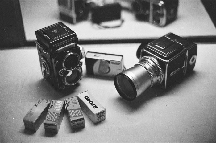 Una fotografía en blanco y negro de dos cámaras de película de formato medio. 