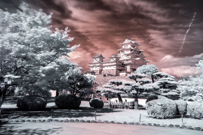 Foto de un paisaje y un templo de estilo asiático en infrarrojos