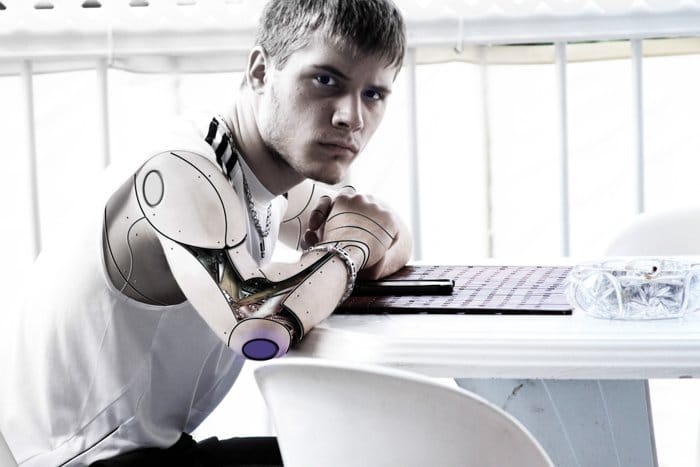 Un retrato de un modelo masculino con un brazo robótico: tipos de fotos de archivo que se deben evitar