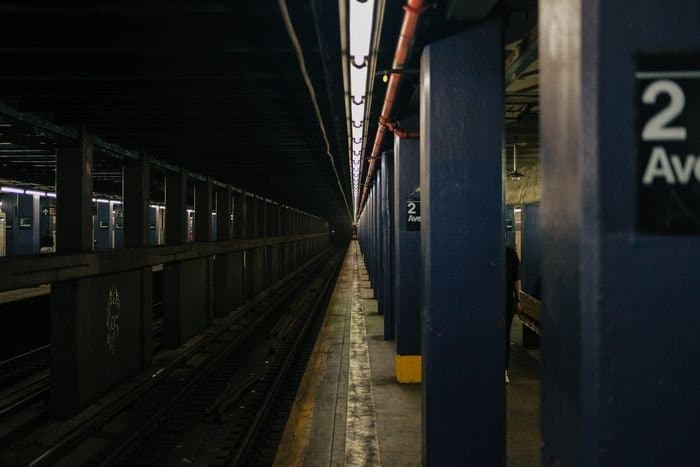 Foto de una estación de metro con poca luz