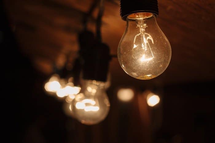 Foto de bombillas en un techo de madera