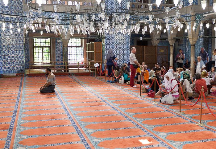 Gente que ruega en la mezquita de Rustem Pasa en Estambul, Turquía