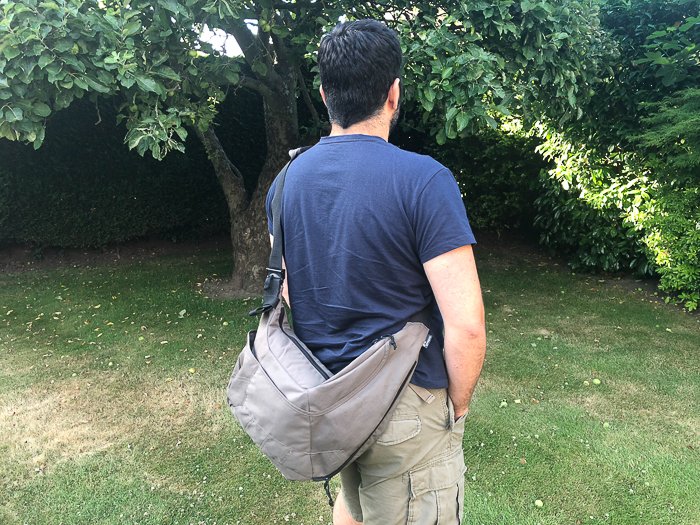 Foto de un hombre que lleva una bolsa de cámara con bandolera