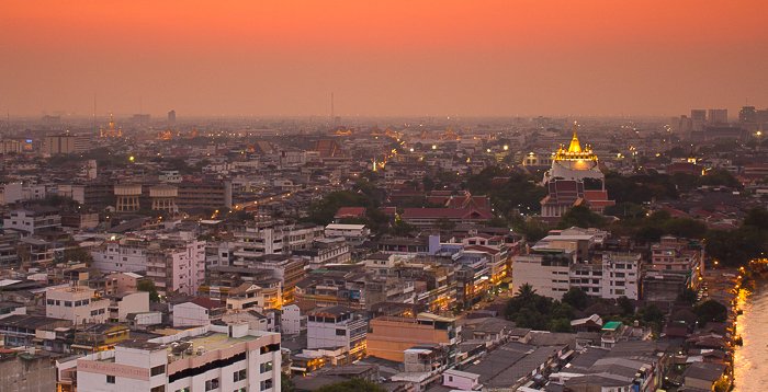 Vista del paisaje urbano del horizonte de Bangkok con el Monte Dorado en la distancia al atardecer.