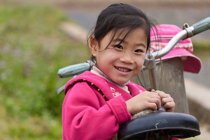 Fotografía de retrato de una niña en una aldea minoritaria en Mai Chau en Vietnam,