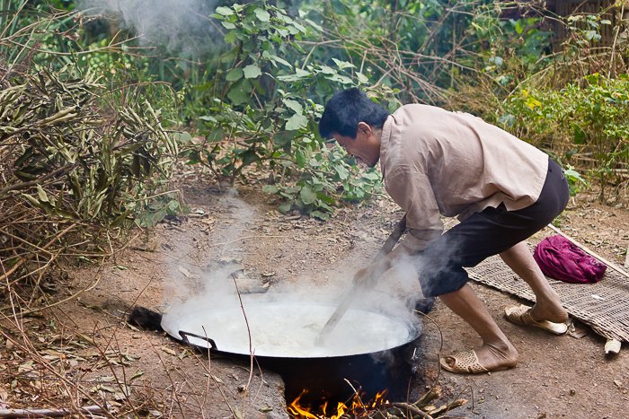 Hombre haciendo whisky de arroz en la aldea minoritaria de Mai Chau en Vietnam.