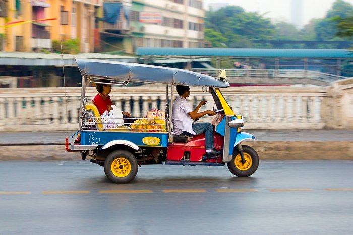 Foto de un Tuk Tuk con pasajero en Bangkok