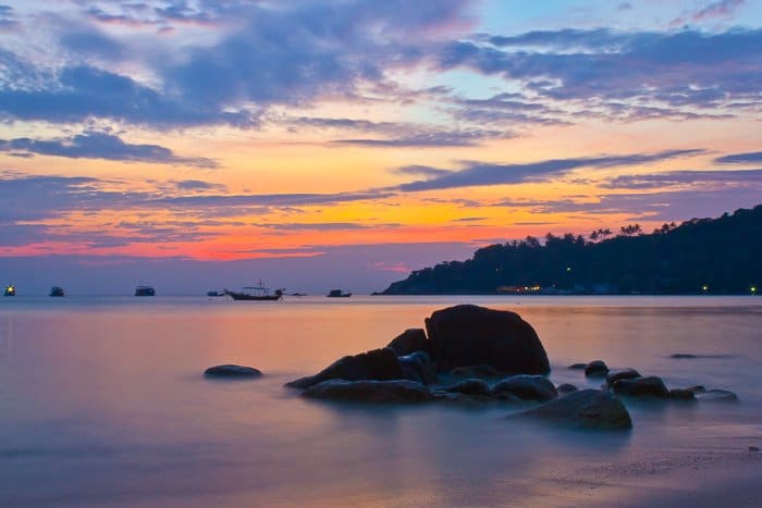 Fotografía de paisaje de una puesta de sol en la playa de Chalok Baan Kao en Ko Tao.  Lista de tomas de fotografía de viajes.