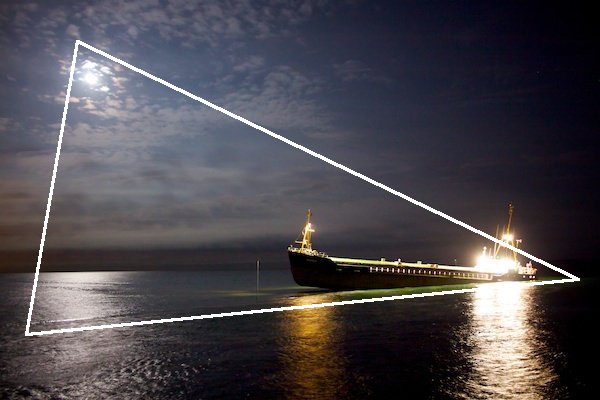Un disparo al mar por la noche, con un diagrama que muestra el uso de triángulos en la composición fotográfica.