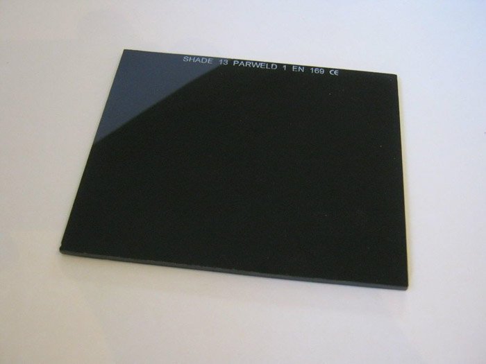 Un vidrio de soldadura utilizado como filtro de densidad neutra para fotografía de bricolaje