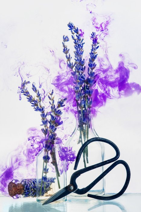 Bodegón de flores con pintura en efecto agua