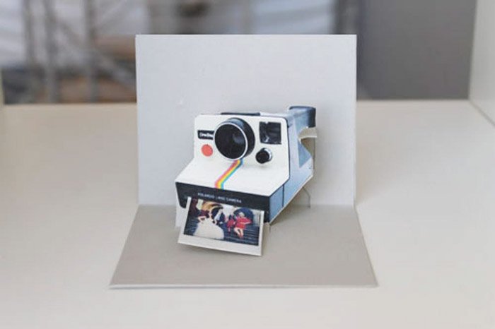 una cámara polaroid