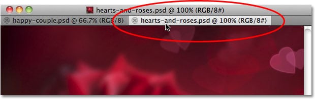 Al hacer clic en las pestañas de nombre de la ventana del documento con pestañas en Photoshop CS5. 