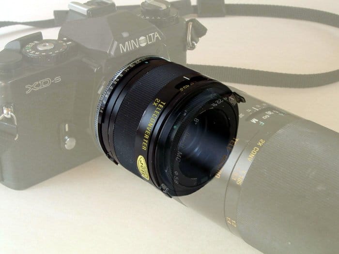 Imagen de un teleconvertidor conectado a una cámara minolta
