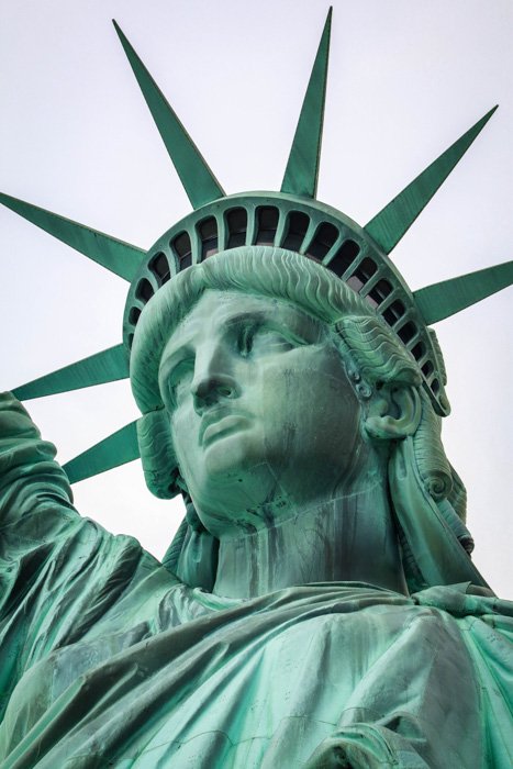 Una foto de cerca de la cabeza de la estatua de la libertad.