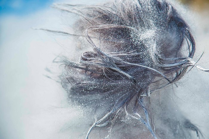 Retrato abstracto con cabello y harina volando - fotografía de textura fresca