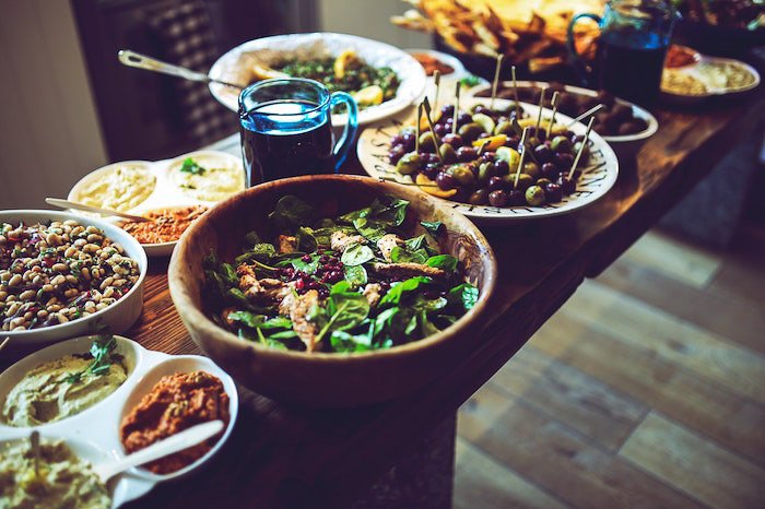Una fotografía de alimentos de platos de acción de gracias en una mesa de madera